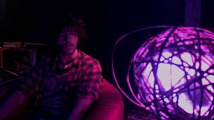 Acrílico apresenta uma Goiânia surrealista no clipe da música “Pó”